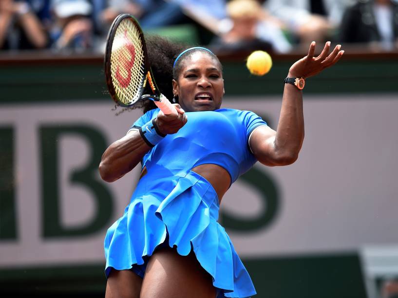 Serena Williams alcança bola em partida contra Kristina Mladenovic, pelo campeonato de Roland Garros