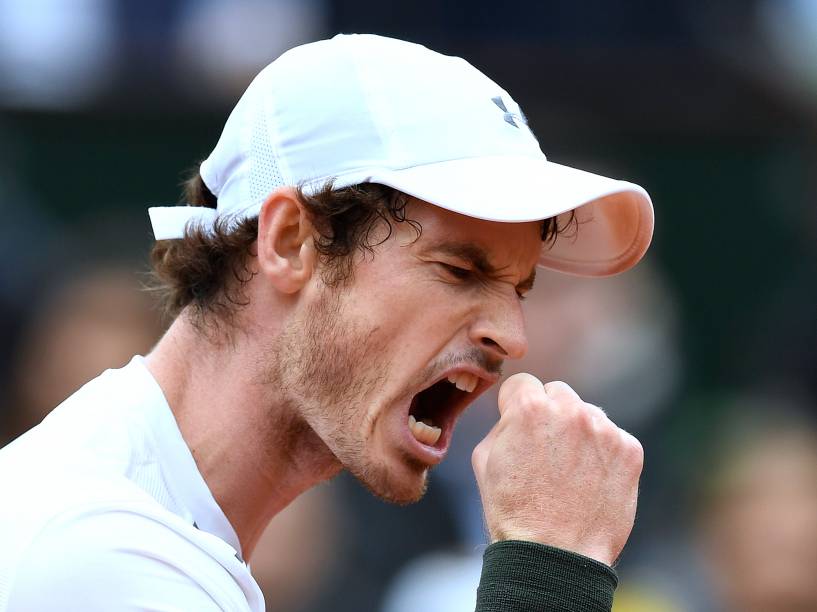 Andy Murray comemora ponto contra o francês Richard Gasquet, pelo campeonato de Roland Garros