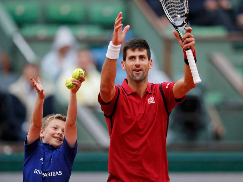 Novak Djokovic celebra partida com garoto após quartas de final do campeonato de Roland Garros