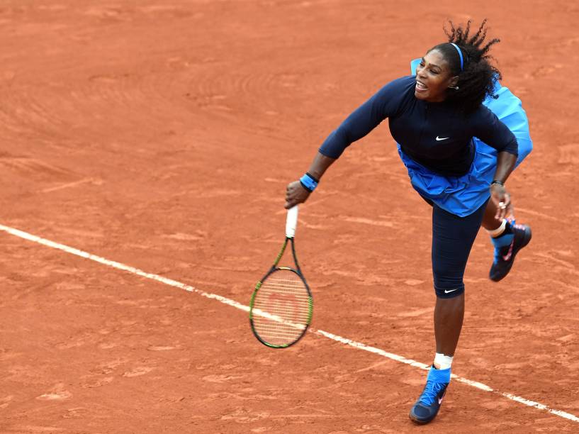 Serena Williams devolve a bola para a Yulia Putintseva nas quartas de final de Roland Garros