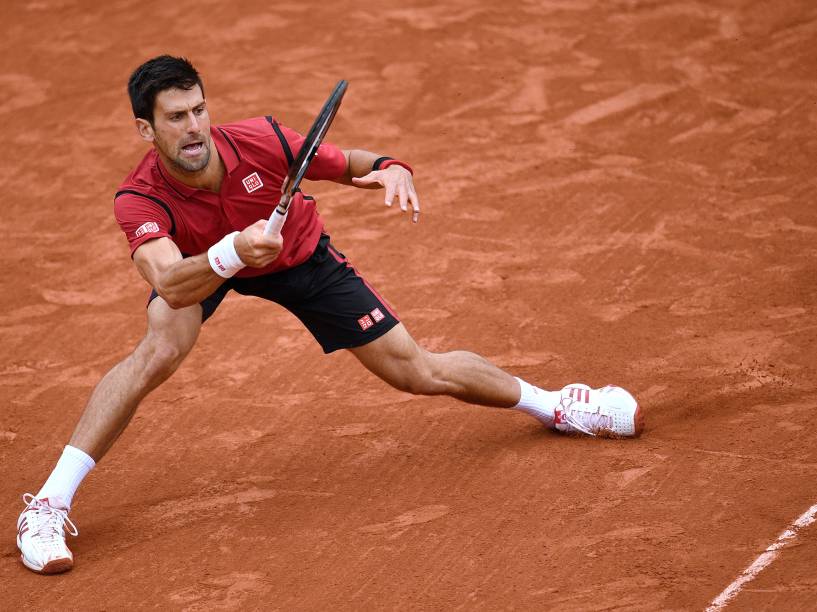 Sérvio Novak Djokovic joga contra o tcheco Tomas Berdych na etapa de quartas de final do campeonato Roland Garros