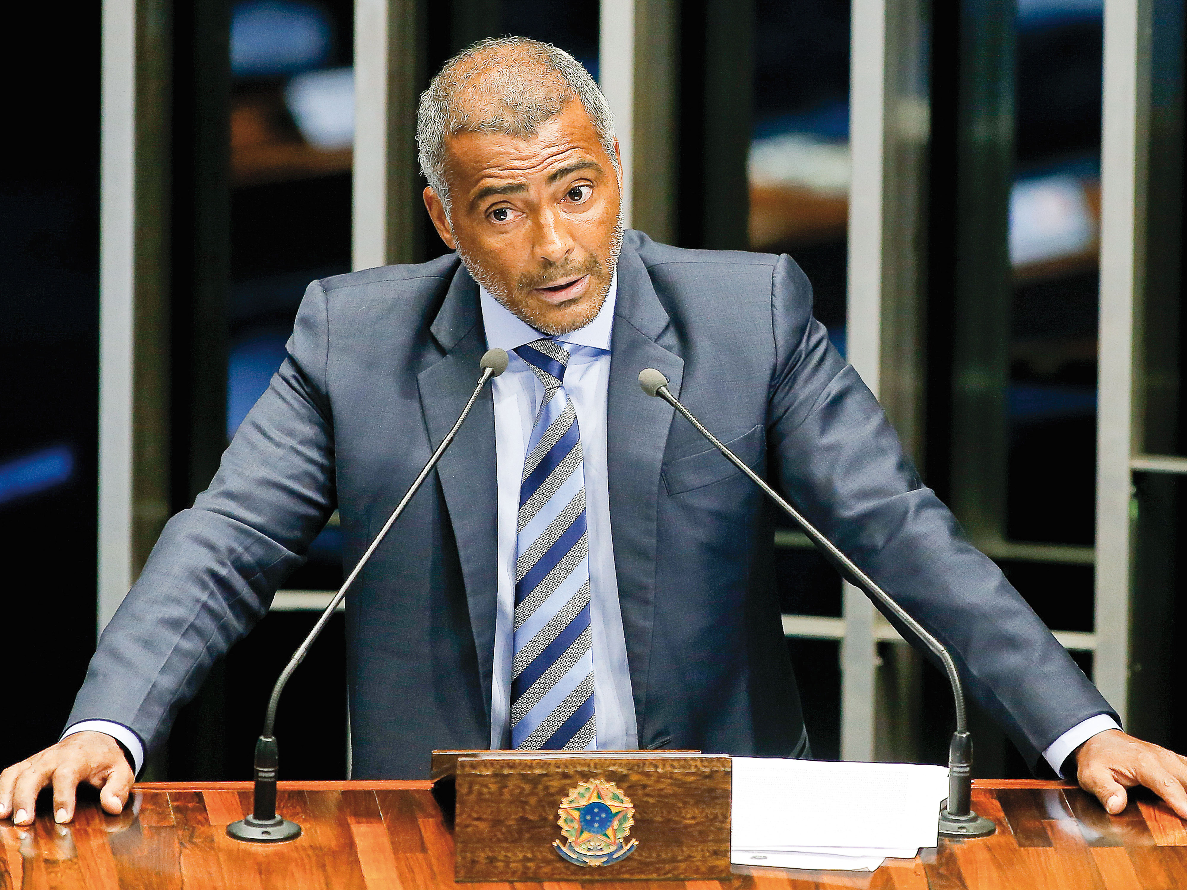 Romário no Senado: da tribuna, o ex-craque dispara lições de ética e denuncia falcatruas. Conta não declarada à Receita pode tisnar esse discurso