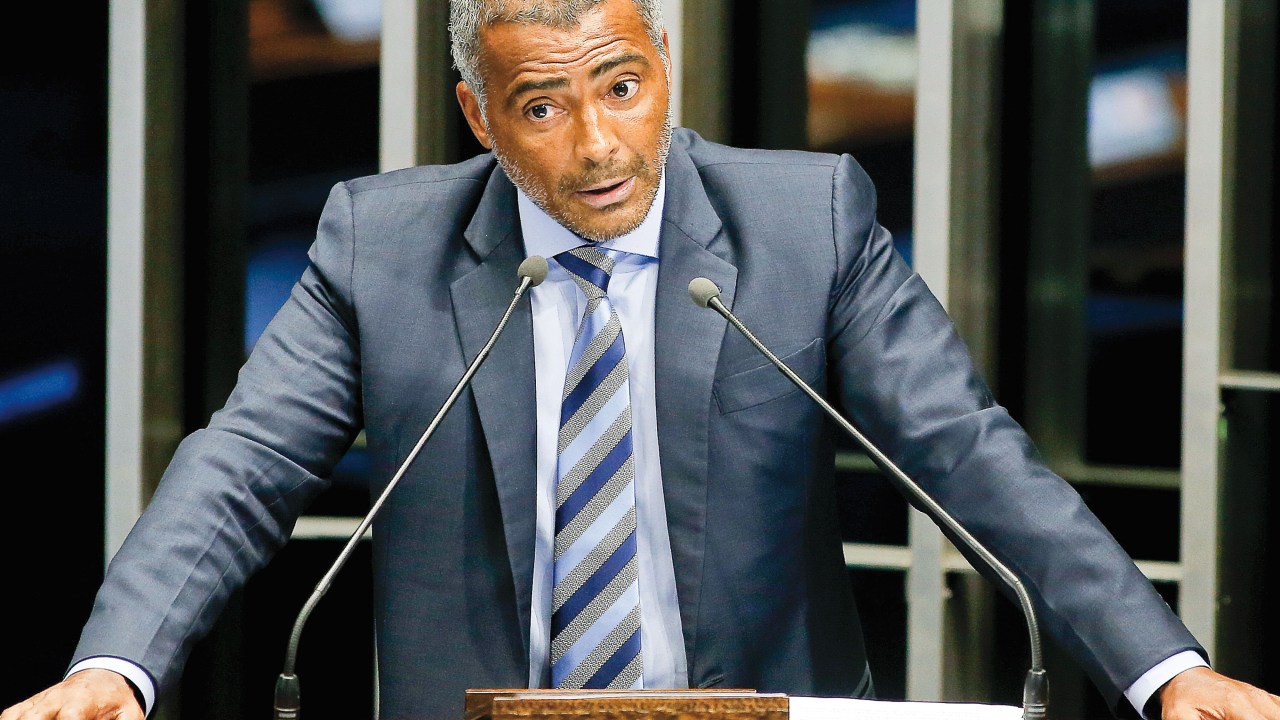 Romário no Senado: da tribuna, o ex-craque dispara lições de ética e denuncia falcatruas. Conta não declarada à Receita pode tisnar esse discurso