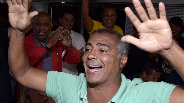 Ex-atacante Romário comemora sua eleição como senador com recorde de votos