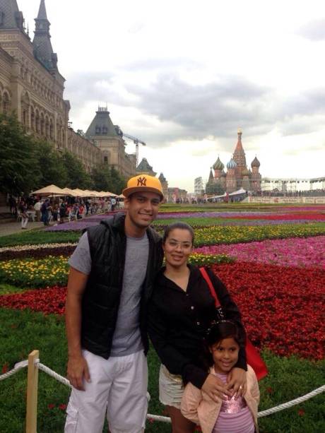 Rômulo, Jéssika e a filha Nicolly, novamente na Praça Vermelha, mas desta vez no verão russo