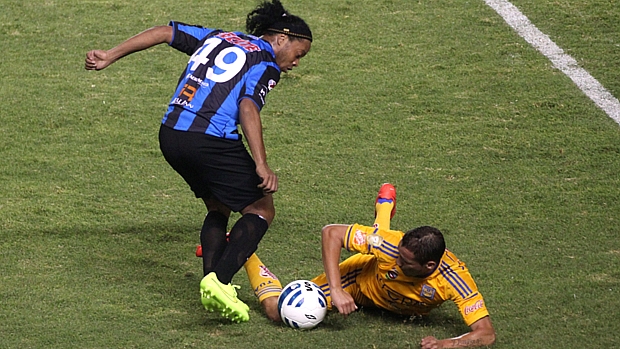 Ronaldinho no México: um elástico e um pênalti perdido na estreia