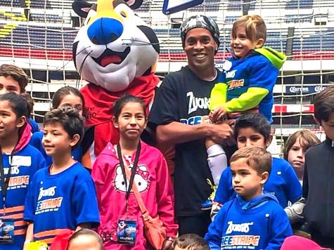 Ronaldinho Gaúcho posou com a taça da Copa El Rancho em seu Instagram