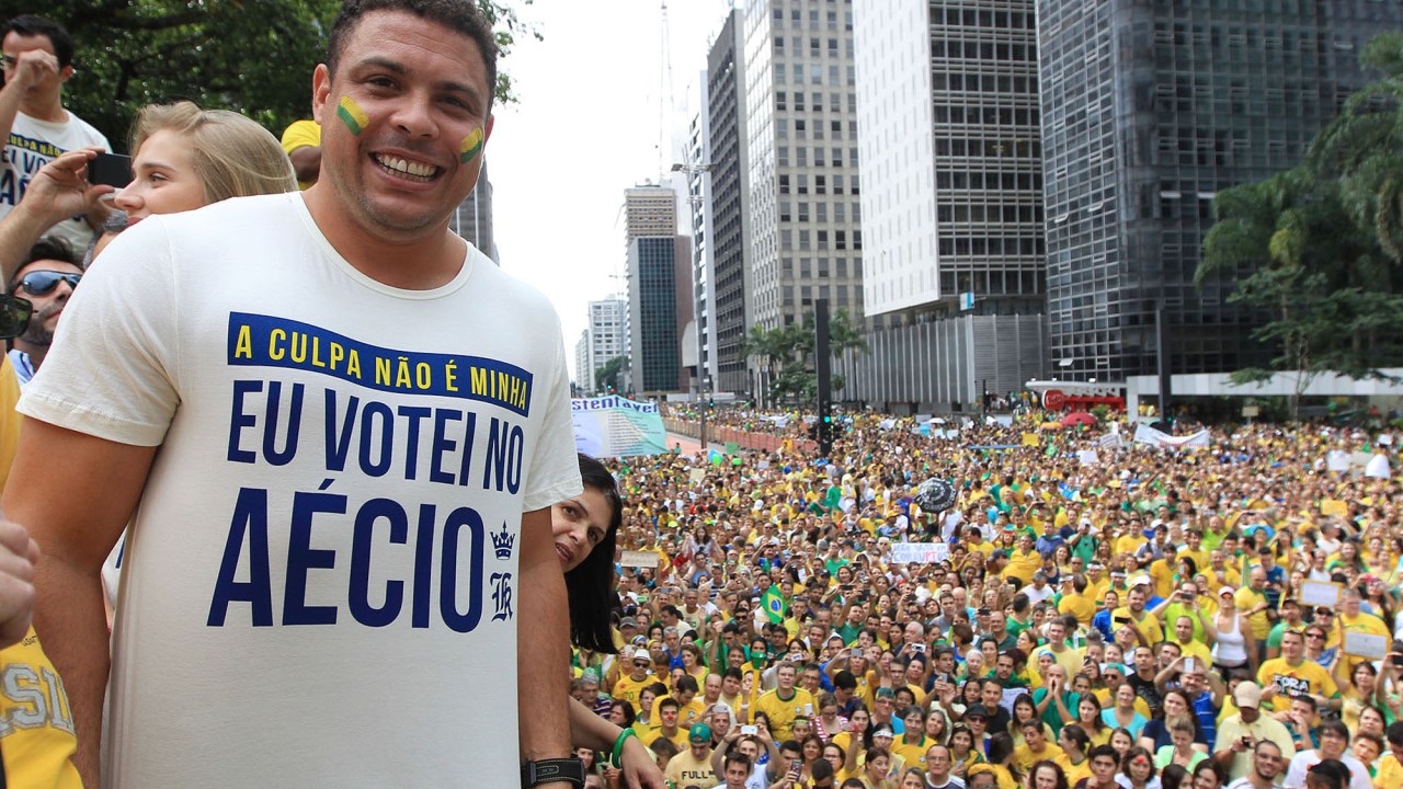 O ex-jogador Ronaldo que apoiou o candidato da oposição Aécio Neves nas eleições de 2014, participa de ato contra o governo federal, na avenida Paulista, centro de São Paulo - 15/03/2015