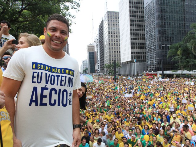 O ex-jogador Ronaldo que apoiou o candidato da oposição Aécio Neves nas eleições de 2014, participa de ato contra o governo federal, na avenida Paulista, centro de São Paulo - 15/03/2015