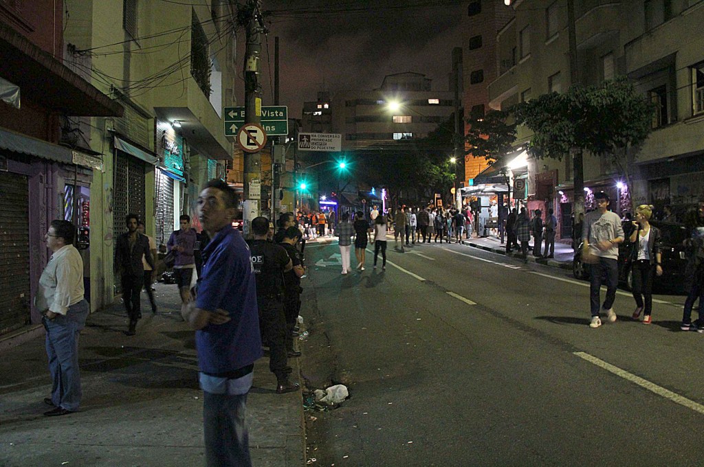 Movimentação na Rua Peixoto Gomide, em São Paulo, onde ocorre uma "feira livre" de drogas