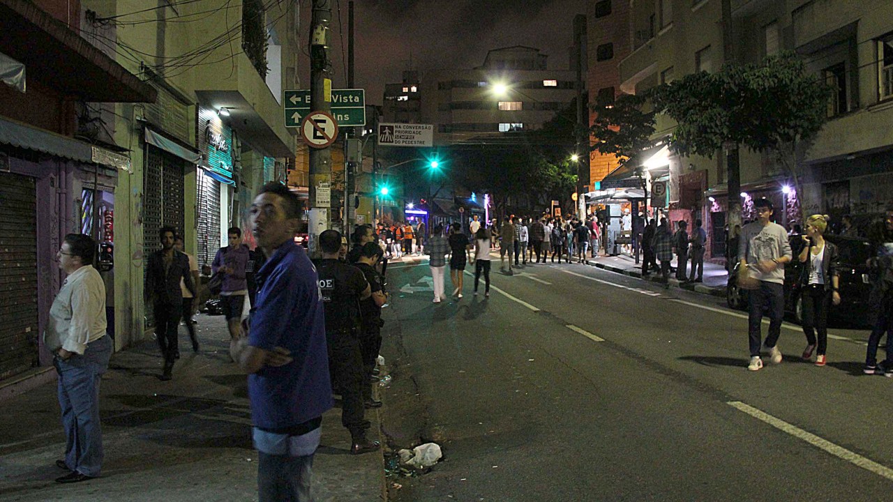 Movimentação na Rua Peixoto Gomide, em São Paulo, onde ocorre uma "feira livre" de drogas