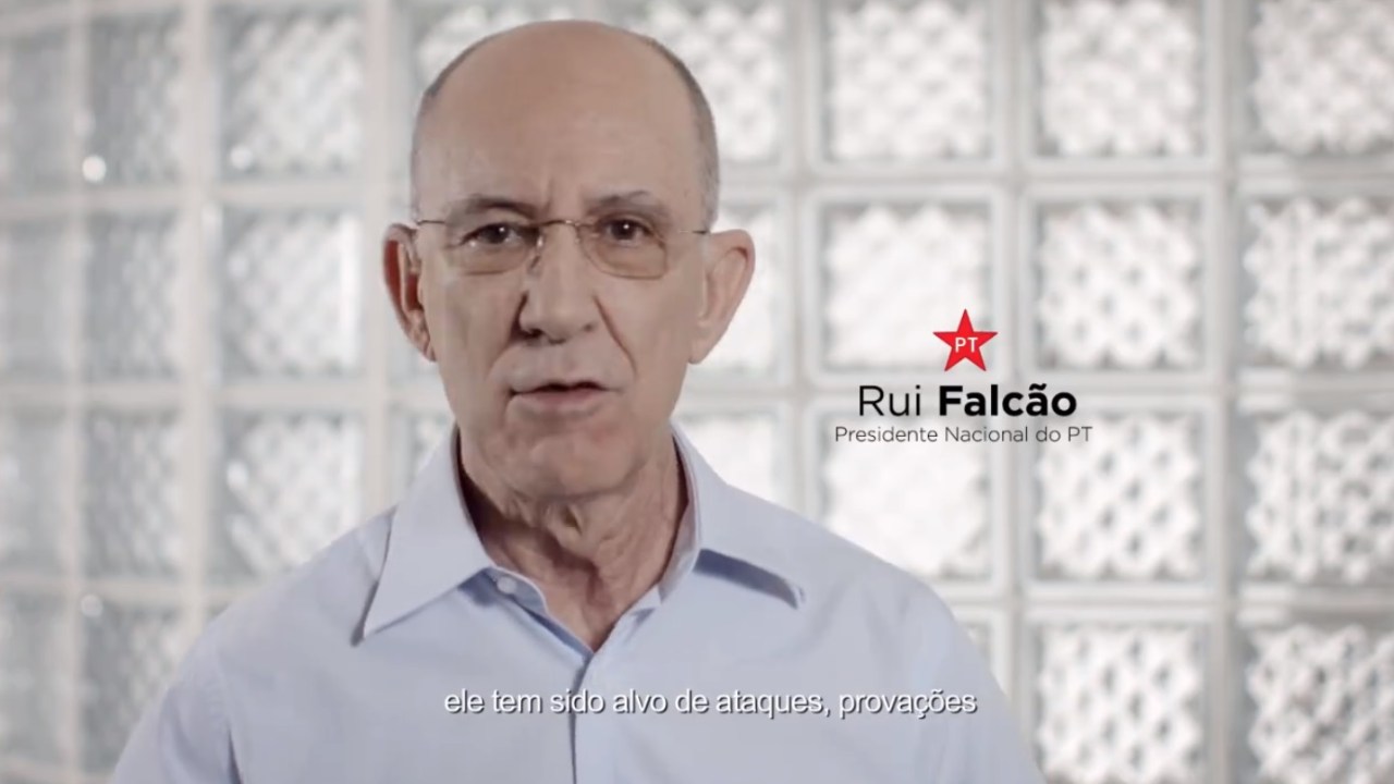 O presidente do PT, Rui Falcão, defende Lula em inserção partidária na televisão