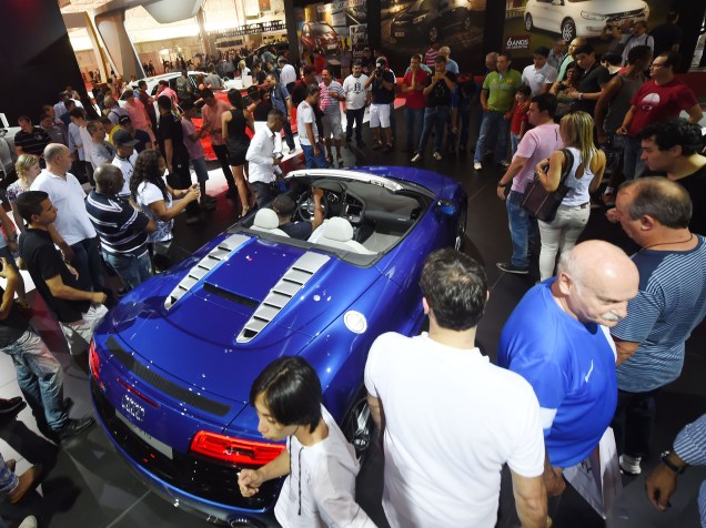 Visitantes tiram fotos ao lado de um Audi, na abertura do Salão do Automóvel em São Paulo