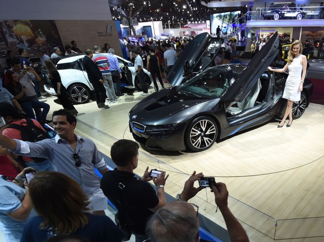 Modelo apresenta um BMW aos visitantes do primeiro dia do Salão do Automóvel, em São Paulo
