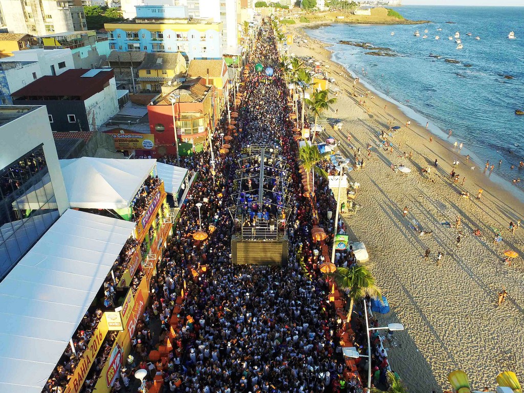 Circuito Barra Ondina, em Salvador, recebe os trios elétricos e a maior parte dos foliões do Carnaval da Bahia