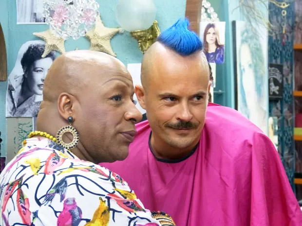 Salvador (Paulo Vilhena) ao lado de Xana (Aílton Graça), que vai tingir suas madeixas de azul em Império