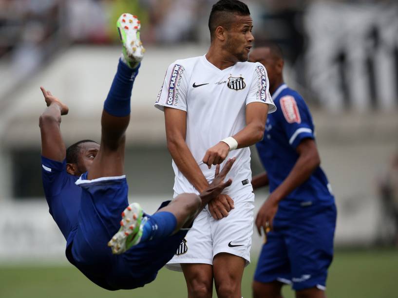 Aranha e Manoel disputam a bola em lance na partida entre Santos e Cruzeiro, na Vila Belmiro