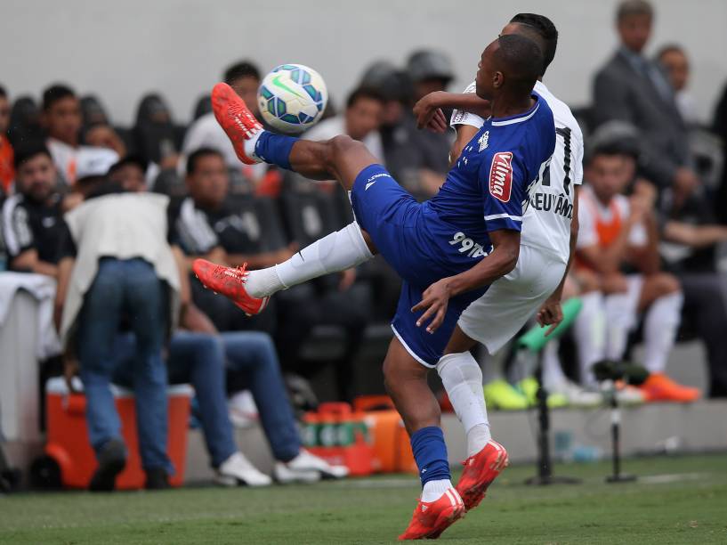 Geuvanio, do Santos, briga pela bola com Willians, do Cruzeiro, durante a partida do Brasileirão