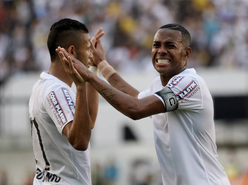 Geuvanio e Robinho comemoram durante a partida entre Santos e Cruzeiro, na Vila Belmiro