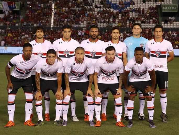 Jogadores do São Paulo aguarda por voo em Guarulhos