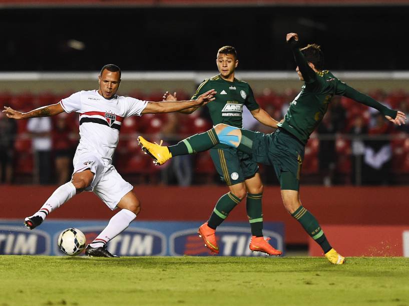Jogador Luís Fabiano durante lance que terminou em gol para o time do São Paulo no clássico contra o Palmeiras pelo Campeonato Brasileiro