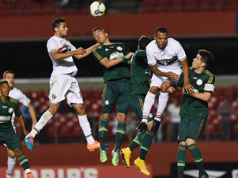 Jogador Luís Fabiano durante lance do São Paulo no clássico contra o Palmeiras pelo Campeonato Brasileiro