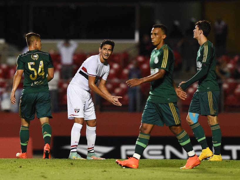 O jogador Ganso reclama de lance dentro da área durante clássico contra o Palmeiras pelo Campeonato Brasileiro