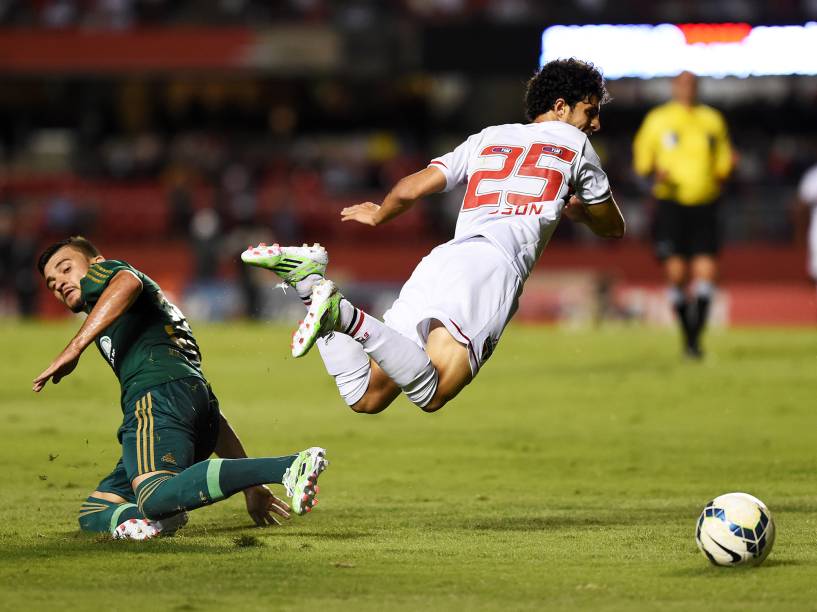 Lance do clássico entre Palmeiras e São Paulo, que acontece neste domingo (16) no estádio do Morumbi 
