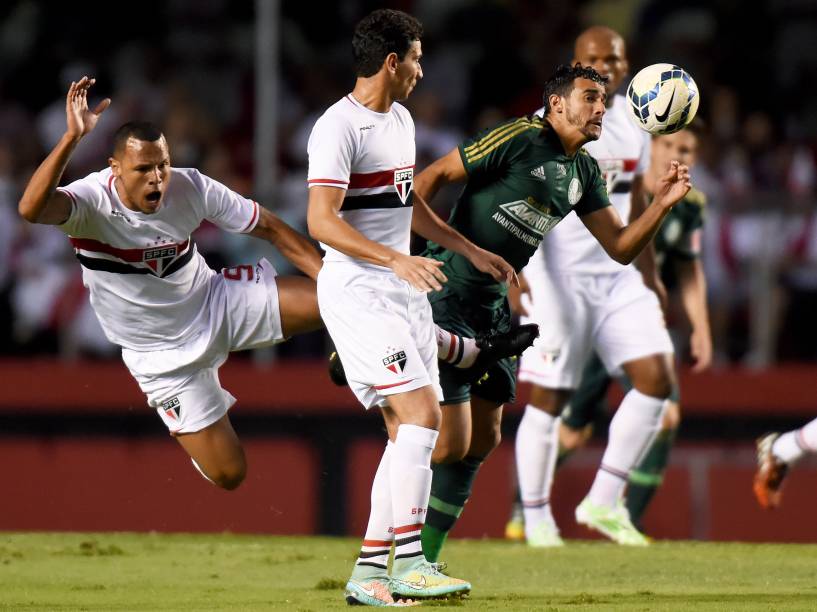 Lance do clássico entre Palmeiras e São Paulo, que acontece neste domingo (16) no estádio do Morumbi