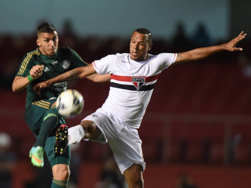 Jogador Luís Fabiano durante lance do São Paulo no clássico contra o Palmeiras pelo Campeonato Brasileiro