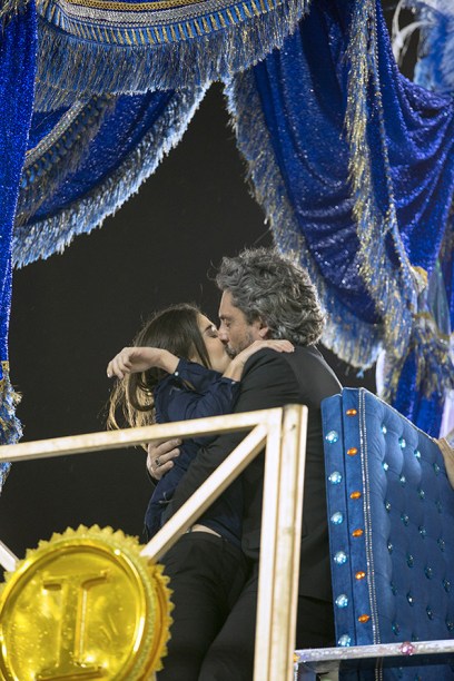 Cora salva José Alfredo, pede e ganha um beijo dele