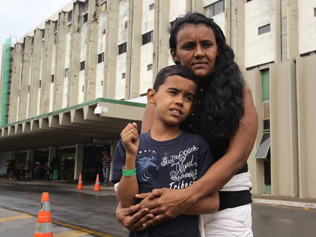 A dona de casa Josielda Bezerra só conseguiu atendimento para o filho no Hospital de Base, o maior de Brasília, após ameaçarem chamar a imprensa. O garoto tem um pequeno tumor no nariz