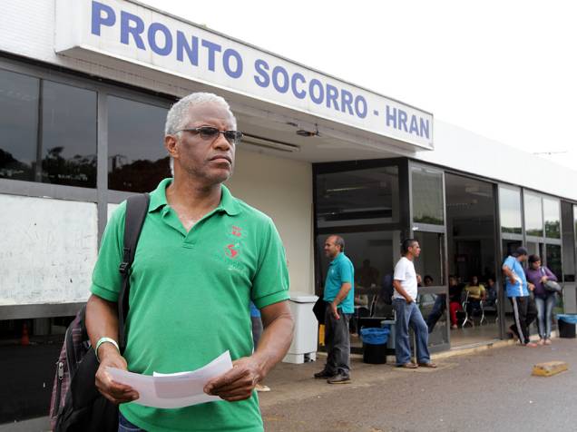 O carregador Cícero Santos procurou o Hospital Regional da Asa Norte, um dos principais de Brasília, para um atendimento de emergência. Depois de esperar por horas, ele foi encaminhado para um posto de saúde porque não havia médico para atendê-lo