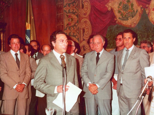 Michel Temer, o então governador Franco Montoro (de terno cinza e gravata escura), que o indicou para a Procuradoria-Geral do Estado de São Paulo, e o futuro governador Orestes Quércia, em imagem de 1983