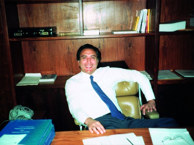 Michel Temer em seu gabinete de deputado federal, durante seu primeiro mandato, no final dos anos 1980