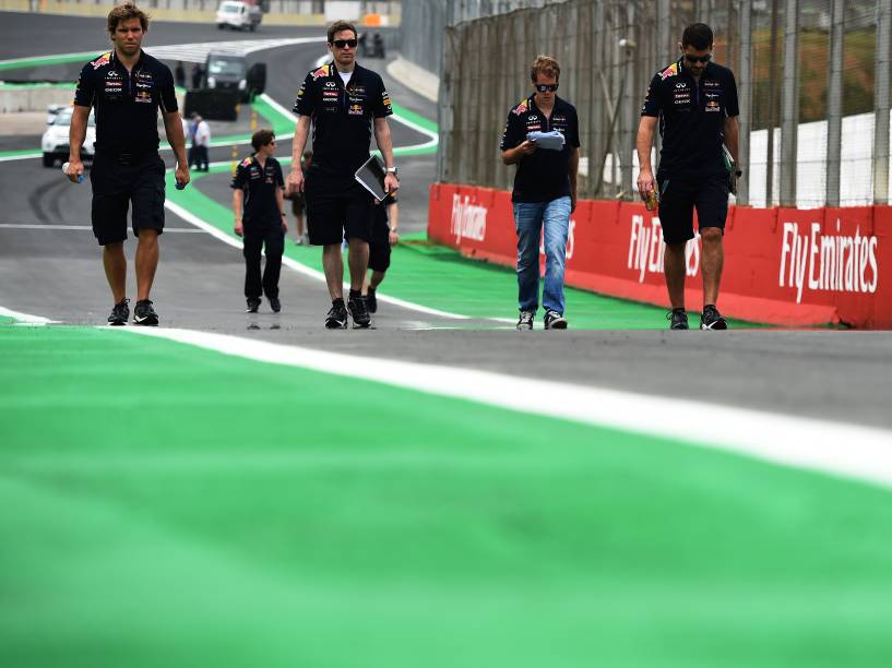 Sebastian Vettel caminha com a equipe da RedBull pelo autódromo de Interlagos, em São Paulo, antes do GP de Fórmula 1