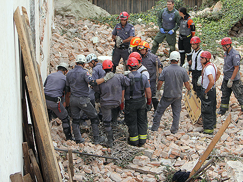 Bombeiros durante trabalho de resgate após o desabamento de um muro na rua Bastos Pereira, na Vila Nova Conceição, em Moema