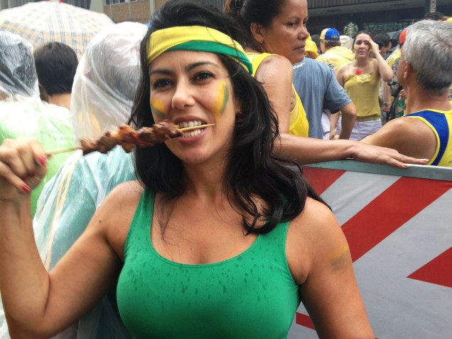 Manifestante come churrasquinho no espeto durante protesto contra o governo em São Paulo, no dia 15