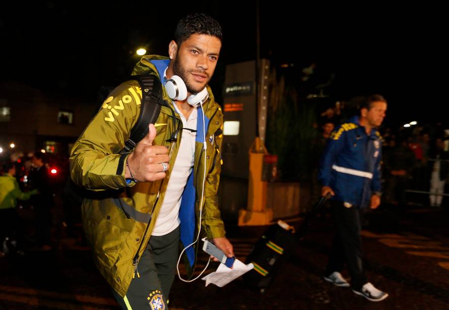 Hulk acena durante chegada ao hotel em São Paulo antes da estreia contra a Croácia