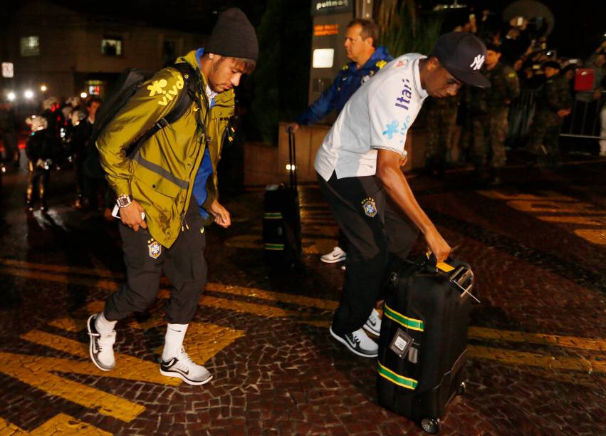 Neymar é o último a descer do ônibus da seleção na chegada ao hotel em São Paulo