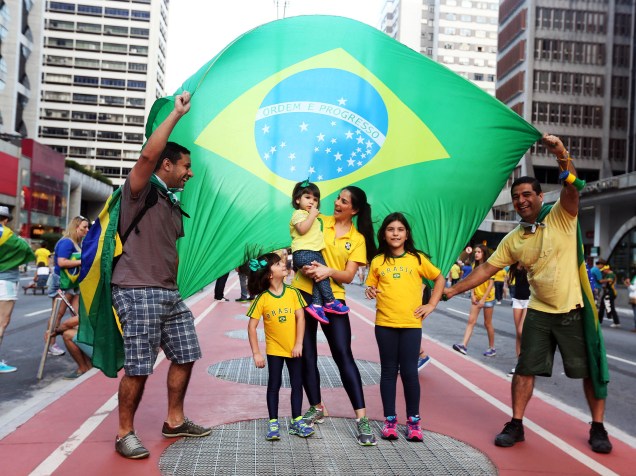 Familias vão às ruas contra a presidente Dilma Rousseff em