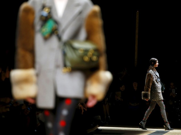 Modelo apresenta criação da Prada, durante a Semana de Moda de Milão, na Itália