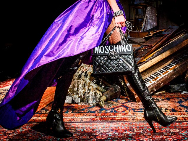 Modelo apresenta criação da Moschino, durante a Semana de Moda de Milão, na Itália
