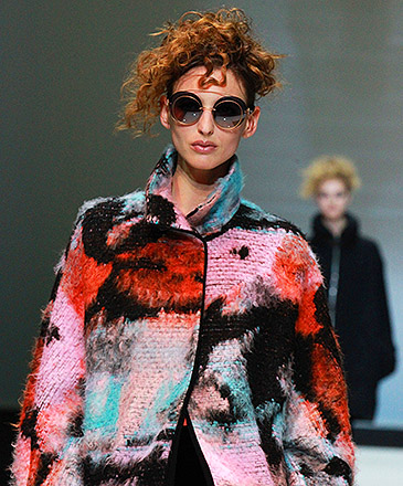 Modelo apresenta criação da Giorgio Armani, na Semana de Moda em Milão, na Itália