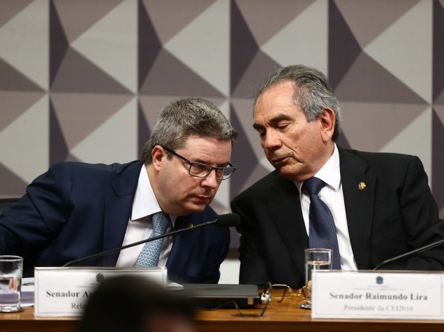 O relator da Comissão de Impeachment no Senado, Antonio Anastasia (PSDB-MG)(e), e o presidente Raimundo Lira (PMDB-PB) (d) antes do início da apresentação do relatório com seu parecer sobre o pedido de impedimento da presidente Dilma Rousseff, no Congresso Nacional, em Brasília - 04/05/2016