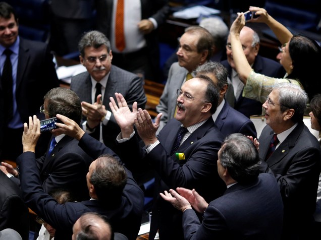 Após mais de 20 horas, Senado aprova processo de impeachment e afasta Dilma Rousseff - 12/05/2016