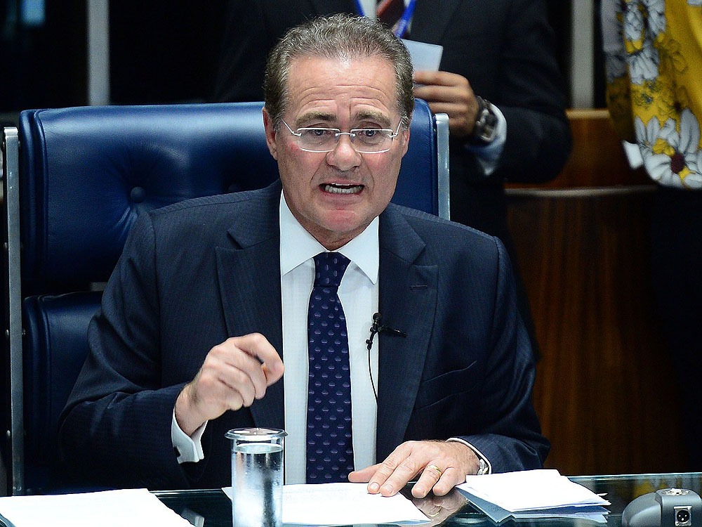 O presidente do Senado, Renan Calheiros (PMDB-AL), conduz sessão deliberativa extraordinária que decide sobre a manutenção da prisão do senador Delcídio Amaral (PT- MS), no Senado Federal, em Brasília, nesta quarta-feira (25)