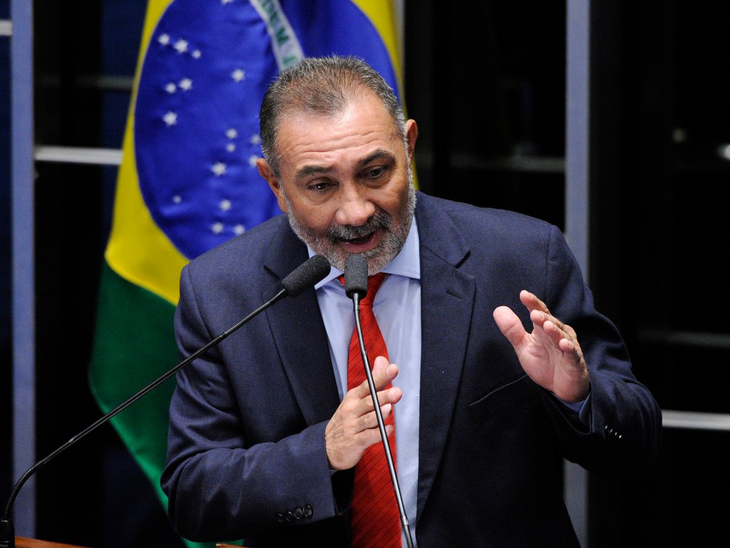 O senador Telmário Mota durante sessão no Senado Federal, que vota o impeachment da presidente Dilma Rousseff - 11/05/2016