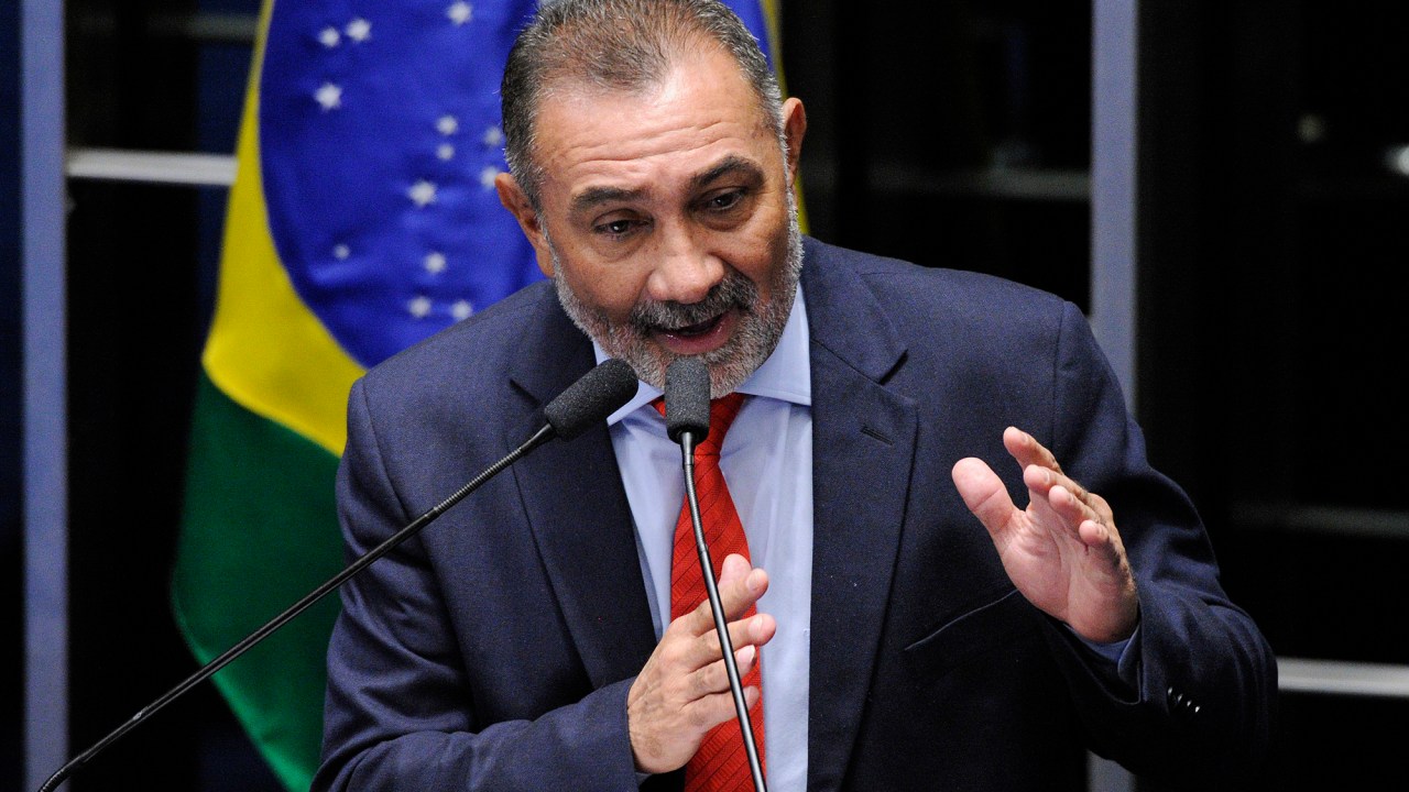 O senador Telmário Mota durante sessão no Senado Federal, que vota o impeachment da presidente Dilma Rousseff - 11/05/2016