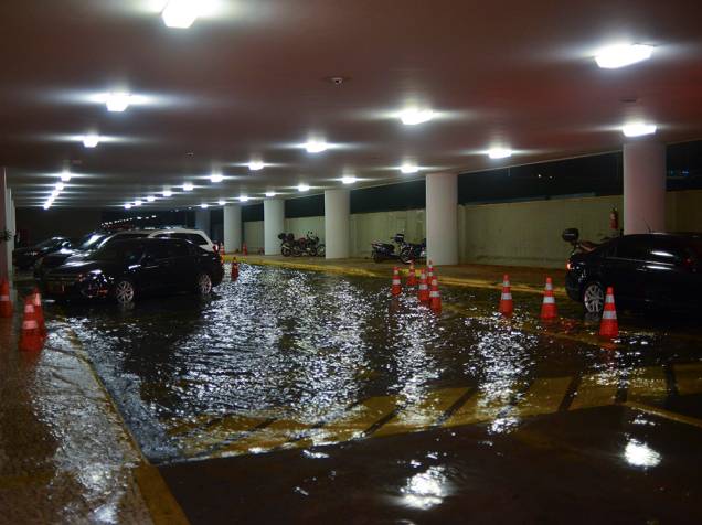 Hall de entrada do Congresso Nacional alagado pela intensa chuva que caiu sobre Brasilia na noite de terça-feira (16), em Brasília